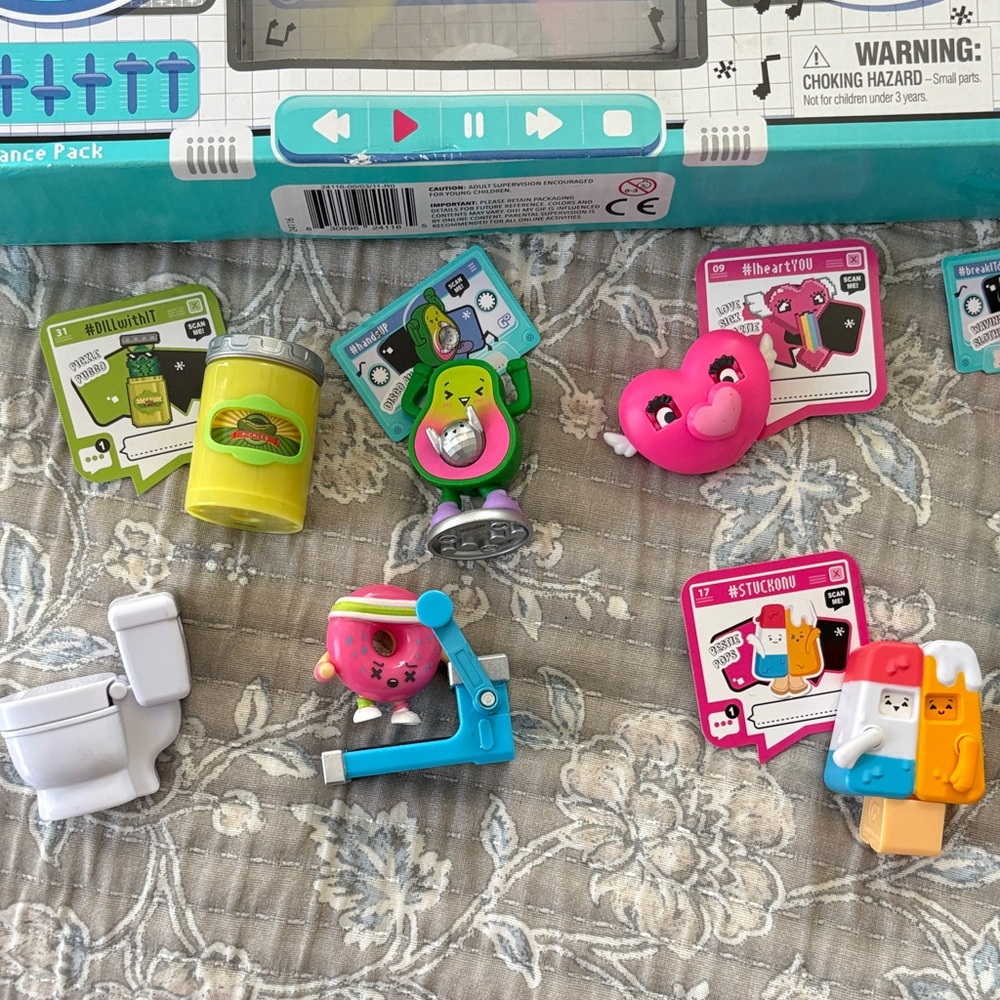 Oh My GIF toys and stereo case - Picture 4 of 5